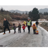 组图丨保靖：交警踏雪护送幼儿园小朋友平安回家