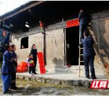 吉首税务：走村入户贴春联 结对帮扶送温暖