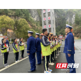 保靖：“红领巾” 零距离体验消防