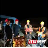古丈县领导看望慰问张吉怀高铁配套市政项目工地加班的一线工人