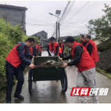 吉首：寨阳村道路出现塌方 党员志愿者积极清理