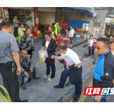 吉首市石家冲街道：老人意外摔倒 护学队伍热心守护