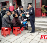 村民排长队接种新冠疫苗 凤凰警方全力维护秩序