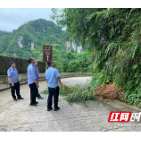 花垣公安及时清理景区路面障碍 消除安全隐患