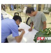 花垣公安人口大队民警全程“笔谈”为聋哑人解惑