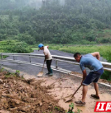 吉首：干部群众齐上阵 中黄村大雨中抢修道路