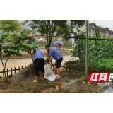 连日大雨致居民家被淹 花垣公安民警及时排水解民忧