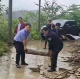 “皮卡车停在路中间不动了” 龙山公安及时疏通交通要道