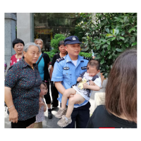 一岁男童独自走在路中央 民警及时赶到助其找回家人