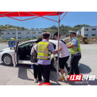 凤凰：考生骨折拄拐下考场 暖心民警驱车送其回家