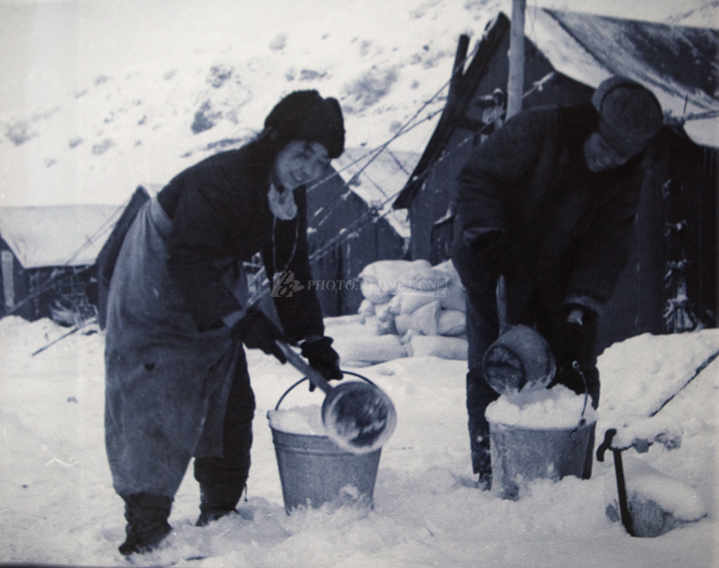 旺女兵们就地化雪做饭心.jpg