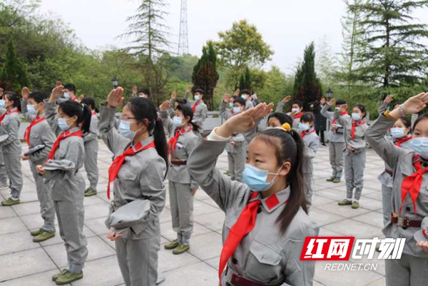 杨得志红军小学学生在杨得志同志故居开展缅怀先烈活动。.jpg