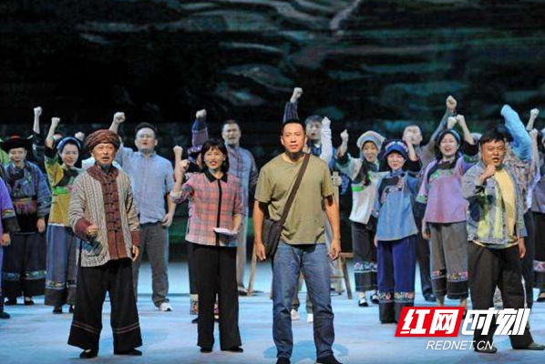 在《大地颂歌》中，第二幕《奋斗》展现了乡亲们在扶贫队的带领下，热火朝天地行动起来，携手建设十八洞村的故事。.jpg