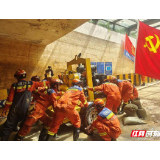 时刻评论丨英雄长歌，洪灾冲不垮人心的堤坝