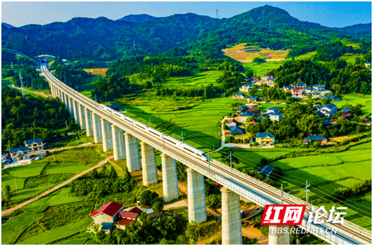 懷化擁有高速、高鐵、機(jī)場(chǎng)立體交通和懷化國(guó)際陸港疊加優(yōu)勢(shì)。（田文國(guó) 攝）.png