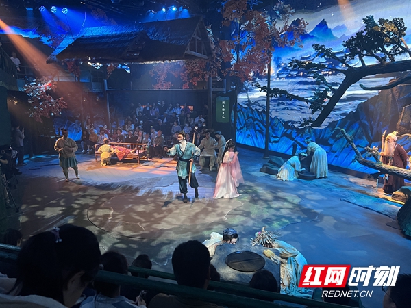 《新刘海砍樵》精彩上演，传统传说展现现代舞台魅力。.jpg