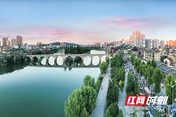 一江两岸美景。(彭雪飞摄).jpg 一江两岸美景。(彭雪飞摄).jpg