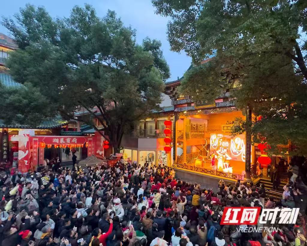 1月30日，长沙市坡子街人头攒动，火宫殿内外热闹非凡。秦楼、张必闻 摄.jpg