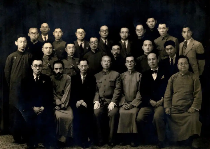 西南联大负责人与湘黔滇旅行团全体教职员合影.png