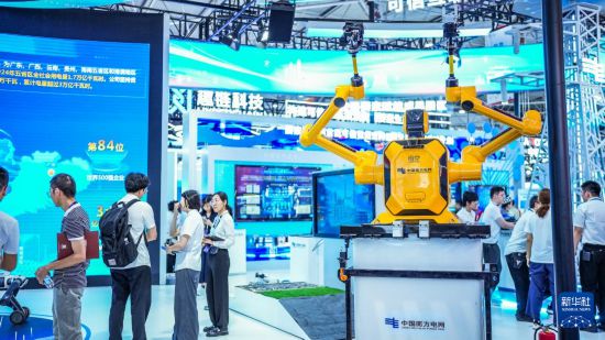 2025中国国际大数据产业博览会展出的带电作业机器人。图源：新华社