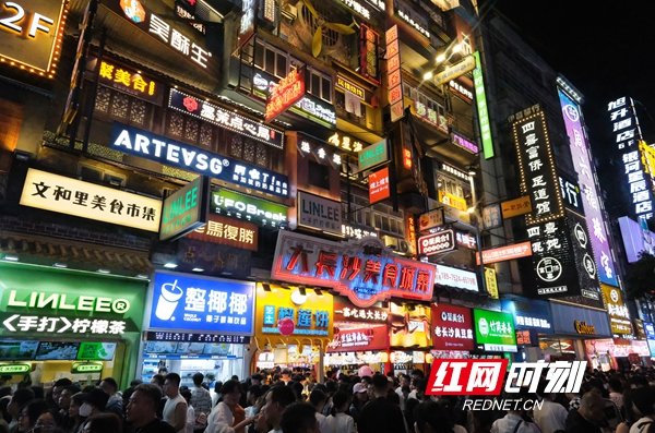 “五一”假期五一商圈客流激增，网红长沙再现顶流效应。.jpg