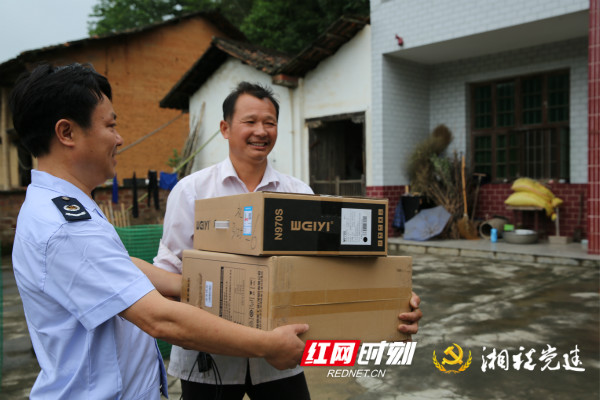 醴陵市税务局扶贫干部为贫困户捐赠电脑用于网络销售_meitu_1.jpg