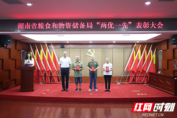 老党员-0.jpg