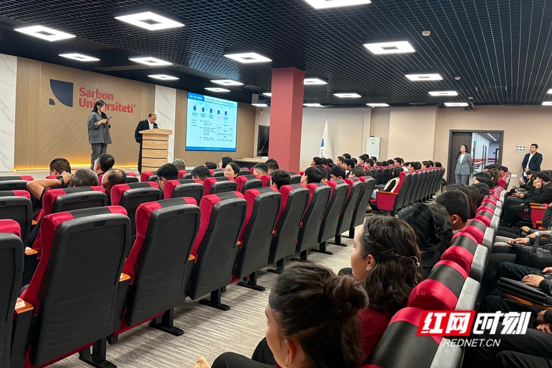 在塔什干萨尔邦大学培训授课(曾福林).jpg