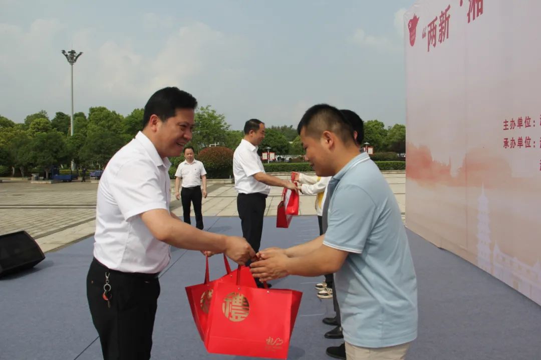 为新业态新就业群体送上健康大礼包。.jpg