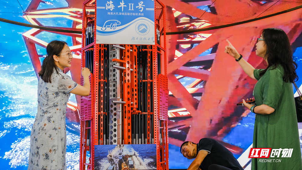 海牛团队讲解海牛II号海底大孔深保压取芯钻机.png 海牛团队讲解海牛II号海底大孔深保压取芯钻机.png