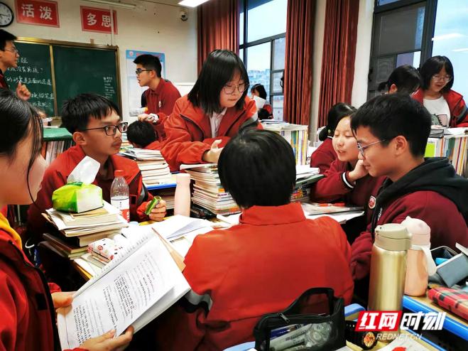 学生围坐在一起研读.jpg