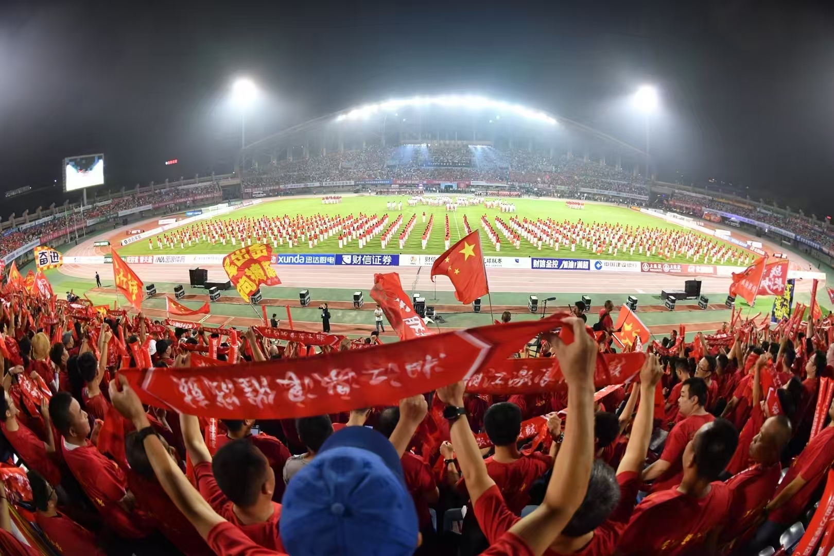 湘潭主场首场比赛，球迷热情似火。.jpg
