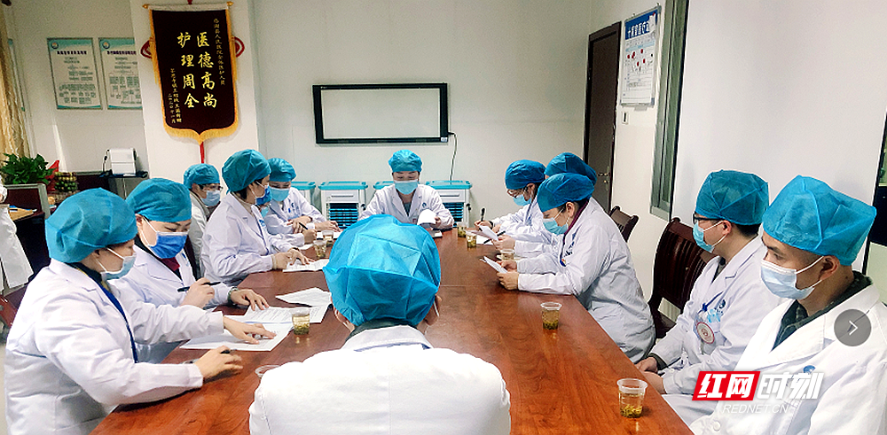 团队进行交流。.png 团队进行交流。.png