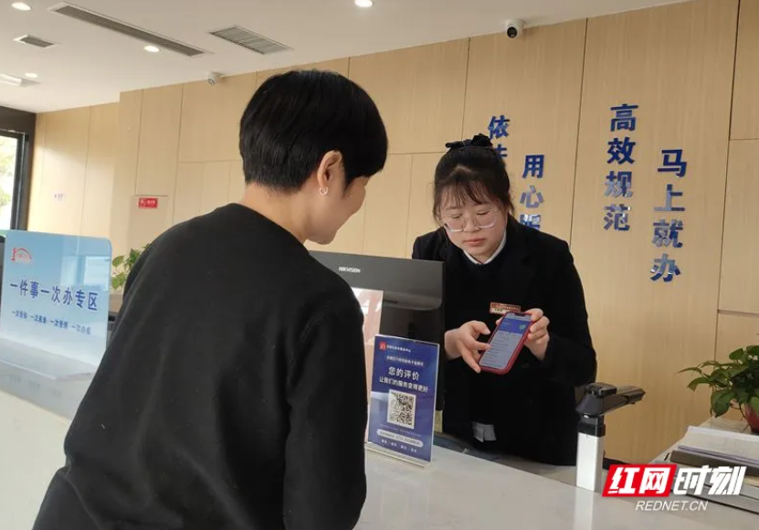 宁乡市参保居民吴女士在岳塘区办理异地就医备案。.png