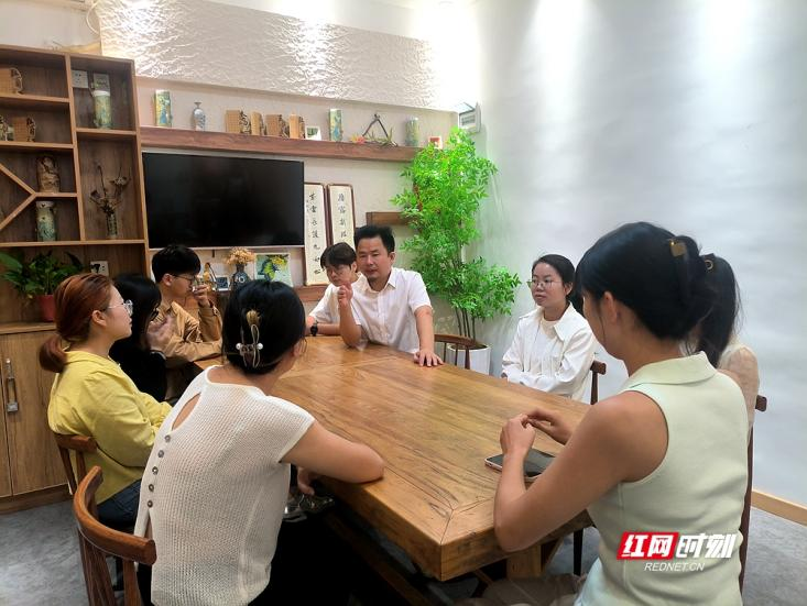 邱振海（右三）给教研团队布置工作。.png