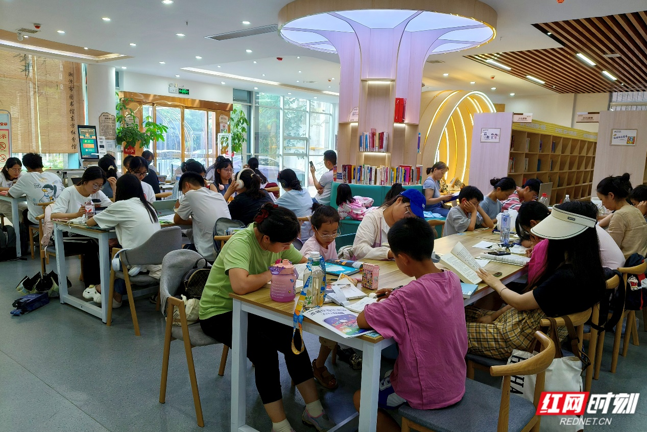 市图书馆东方红分馆学习氛围浓厚.png