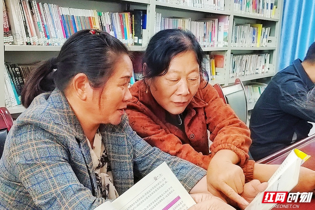 村民们在讨论书籍里的新知识。.png