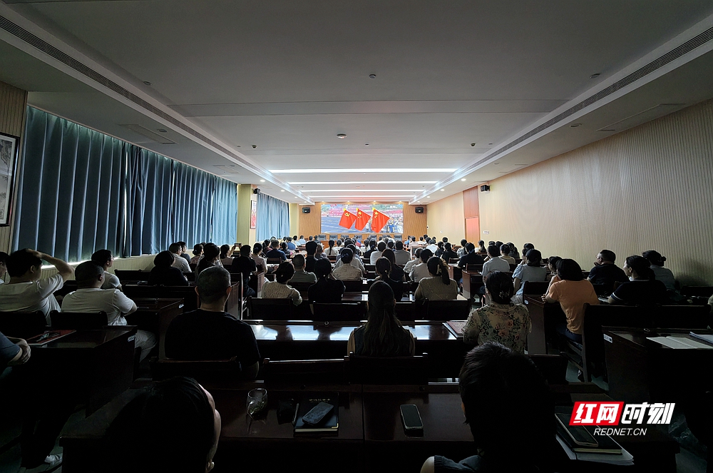 湘潭市第五人民医院组织集中观看纪念中国人民抗日战争暨世界反法西斯战争胜利80周年大会。.jpg