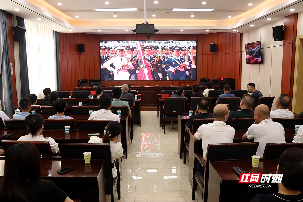 湘潭市卫健委组织集中观看纪念中国人民抗日战争暨世界反法西斯战争胜利80周年大会。.jpg