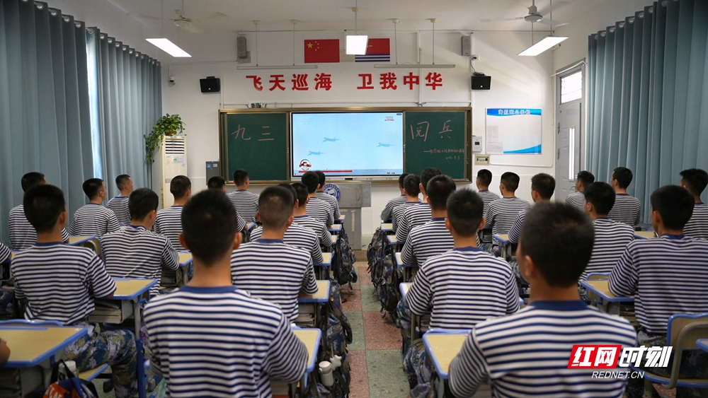湘潭县一中各班组织集中收看，图为海航班学子收看。.jpg