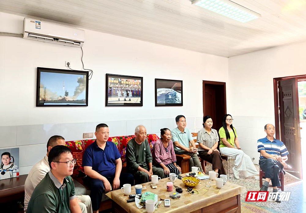 在湘潭县云湖桥镇飞栏村，航天员汤洪波父母与部分镇村党员干部一同收看九三阅兵。.jpg
