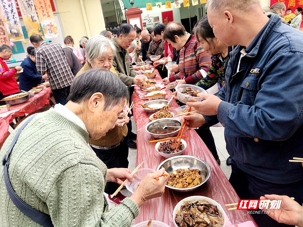 雨湖区桃源路社区百家宴活动现场。.png 雨湖区桃源路社区百家宴活动现场。.png