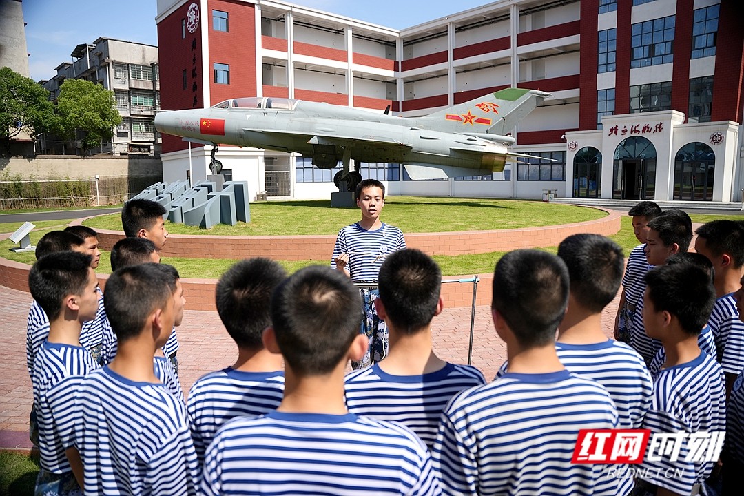 湘潭县一中海航班学生练习打绳结。.jpg 湘潭县一中海航班学生练习打绳结。.jpg