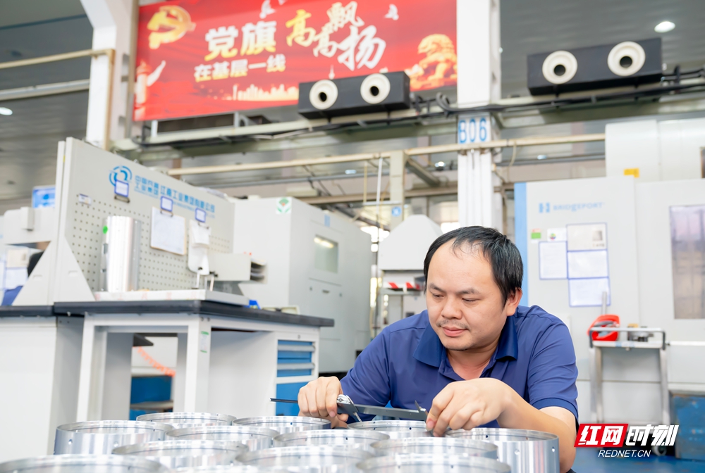 江南工业集团机加一分厂员工对加工零部件进行精密尺寸检测,一丝不苟严把产品质量关.jpg 江南工业集团机加一分厂员工对加工零部件进行精密尺寸检测,一丝不苟严把产品质量关.jpg