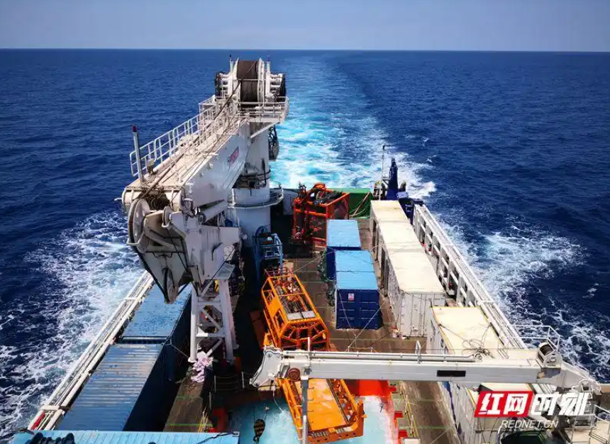 “海牛Ⅱ号”进行海试作业。湖南科技大学供图.png “海牛Ⅱ号”进行海试作业。湖南科技大学供图.png