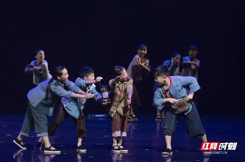 《红红的挎包》表演现场。.png 《红红的挎包》表演现场。.png