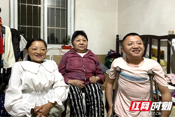廖红与大姐、母亲合影。.jpg 廖红与大姐、母亲合影。.jpg