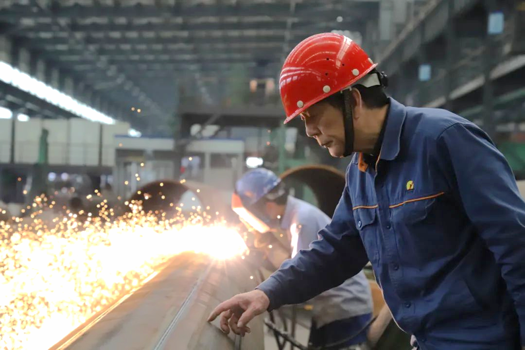 大国工匠艾爱国检验焊接成果。(图源:湘钢工会).png 大国工匠艾爱国检验焊接成果。(图源:湘钢工会).png