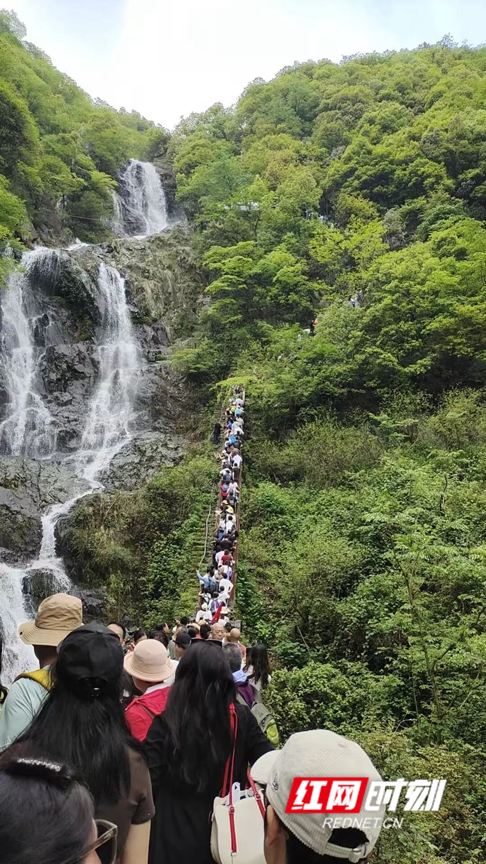 △曹家坳瀑布景区人气火爆，吸引众多游客前来游玩观赏.jpg