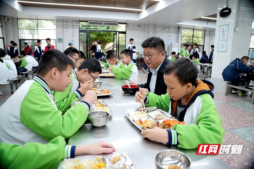 湘潭市二中校长在食堂陪餐。.jpg 湘潭市二中校长在食堂陪餐。.jpg